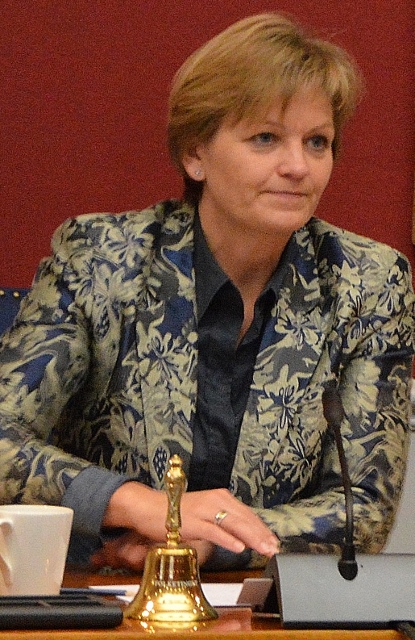 Eva Kjer Hanseni formandsstolen  komp zoom DSC_0074 (2) (415x640)
