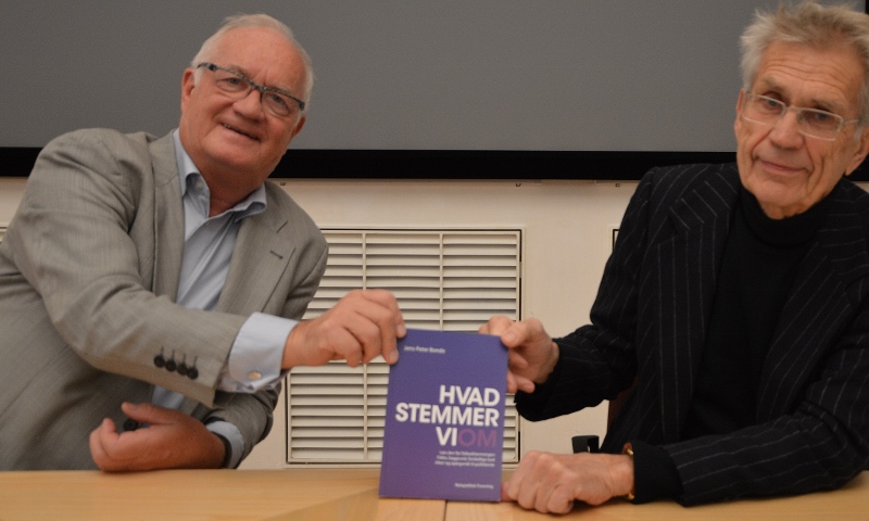 Hvad vi stemmer om forklaret af Jens-Peter Bonde - her med sin bog og Bjørn Elmquist. Foto: Fagpressen.eu